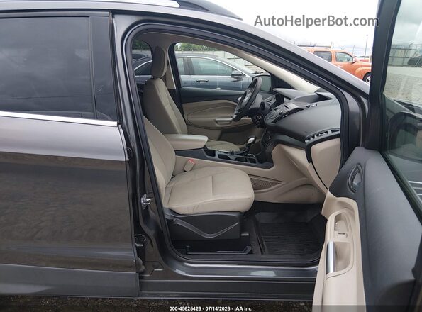 1FMCU0GD4JUB85069 2018 FORD ESCAPE Gray Front interior view