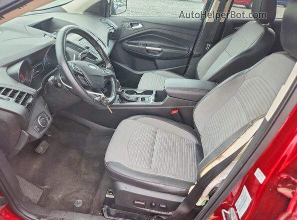 1FMCU0GD4JUD33916 2018 FORD ESCAPE Красный Вид салона спереди