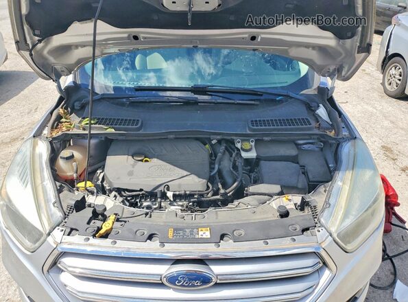 1FMCU0GD5HUA53299 2017 FORD ESCAPE Silver Widok komory silnika