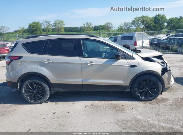 1FMCU0GD5HUC22611 2017 FORD ESCAPE Бежевый Вид задней части салона