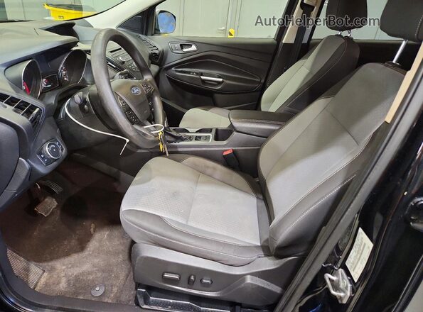 1FMCU0GD5HUD71682 2017 FORD ESCAPE Черный Вид салона спереди