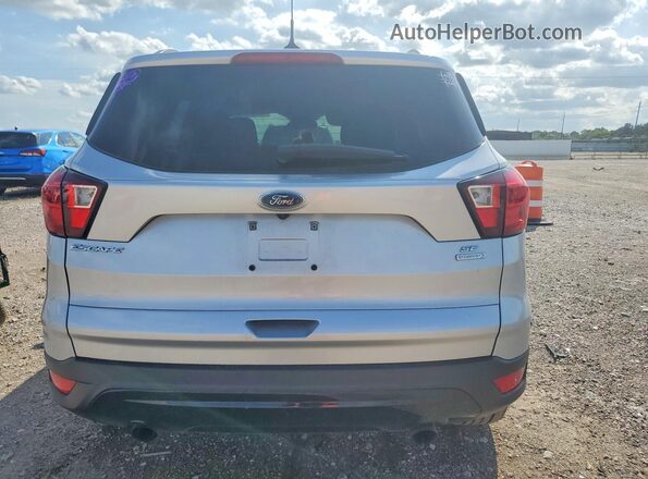 1FMCU0GD5KUC09882 2019 FORD ESCAPE Silver Widok z tyłu