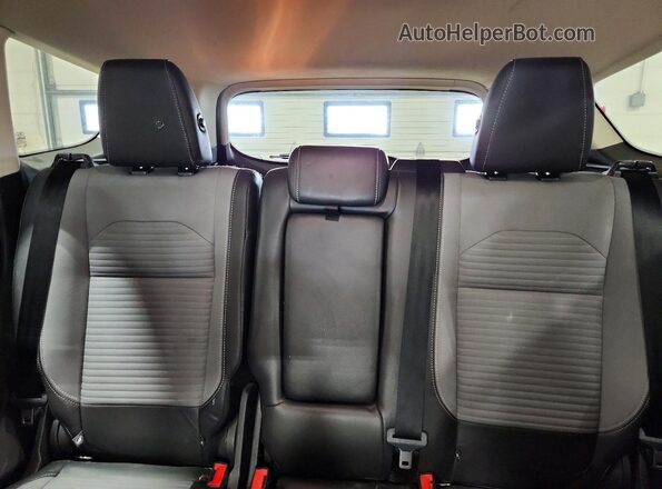 1FMCU0GD6HUD22281 2017 FORD ESCAPE White Widok tylnych siedzeń