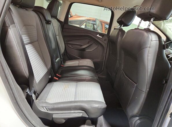 1FMCU0GD6HUD22281 2017 FORD ESCAPE White Widok wnętrza z tyłu