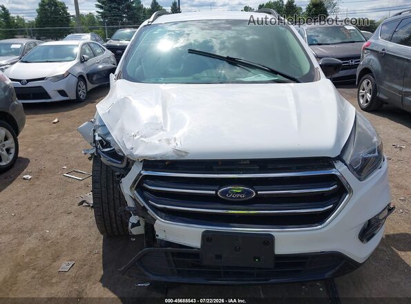 1FMCU0GD6JUB93237 2018 FORD ESCAPE Белый Вид щитка приборов