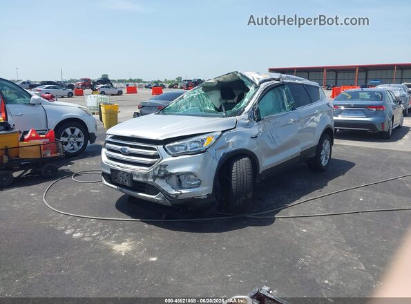 1FMCU0GD7HUA22944 2017 FORD ESCAPE Серебряный Вид спереди