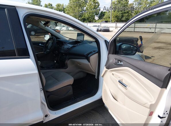 1FMCU0GD7HUD45455 2017 FORD ESCAPE White Вид салону спереду
