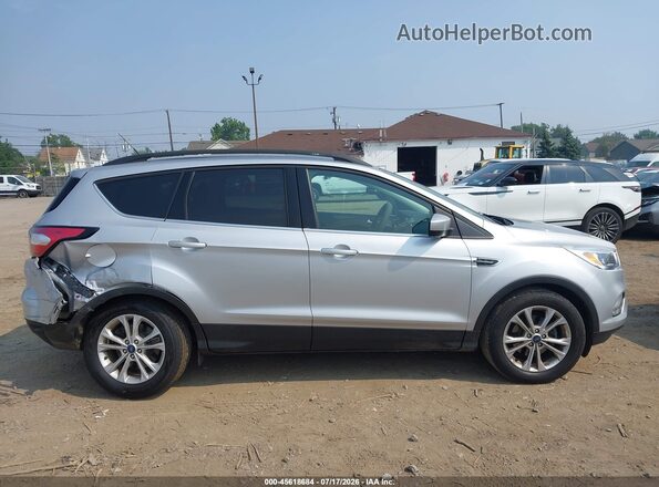 1FMCU0GD7JUC10854 2018 FORD ESCAPE Серебряный Вид задней части салона