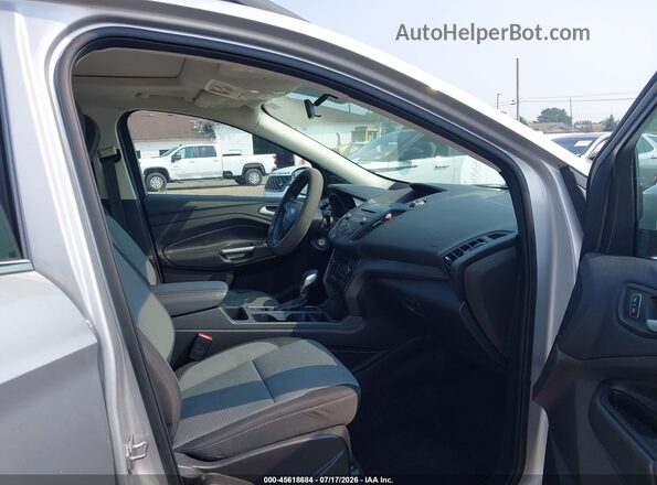 1FMCU0GD7JUC10854 2018 FORD ESCAPE Серебряный Вид салона спереди