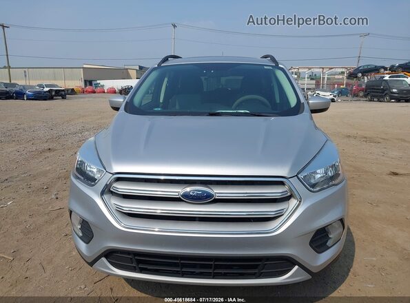 1FMCU0GD7JUC10854 2018 FORD ESCAPE Серебряный Вид щитка приборов