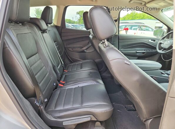 1FMCU0GD8HUA87706 2017 FORD ESCAPE Silver Вид задньої частини салону