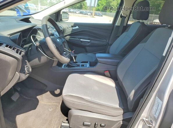 1FMCU0GD8HUA88452 2017 FORD ESCAPE Серебряный Вид салона спереди
