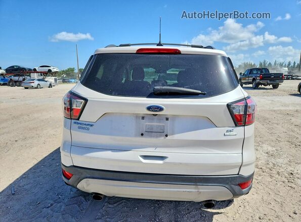 1FMCU0GD8JUB97578 2018 FORD ESCAPE Белый Вид сзади