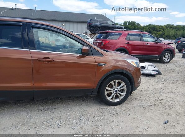 1FMCU0GD9HUB06425 2017 FORD ESCAPE Orange Widok z przodu