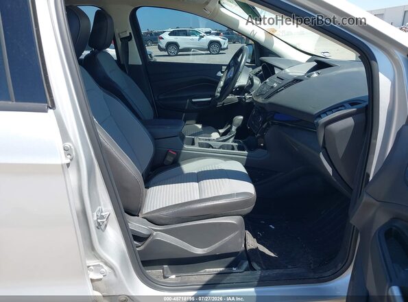 1FMCU0GD9JUA54591 2018 FORD ESCAPE Красный Вид салона спереди