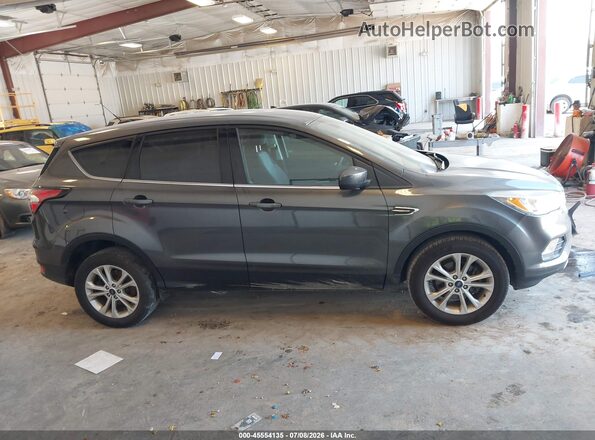 1FMCU0GDXHUD37396 2017 FORD ESCAPE Gray Widok wnętrza z tyłu