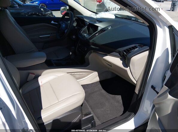 1FMCU0GDXHUE74712 2017 FORD ESCAPE Белый Вид салона спереди