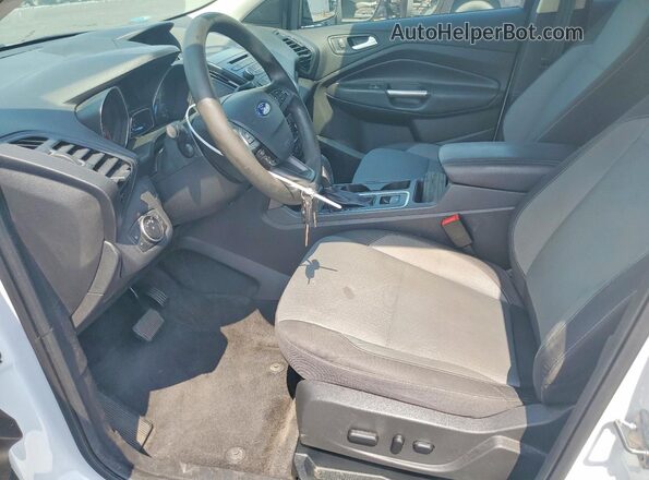 1FMCU0GDXJUB12157 2018 FORD ESCAPE Белый Вид салона спереди