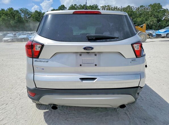 1FMCU0GDXKUC00823 2019 FORD ESCAPE Серебряный Вид сзади