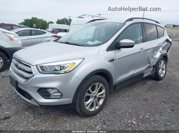 1FMCU0HD5JUC56486 2018 FORD ESCAPE Silver Vista tres cuartos delantera izquierda