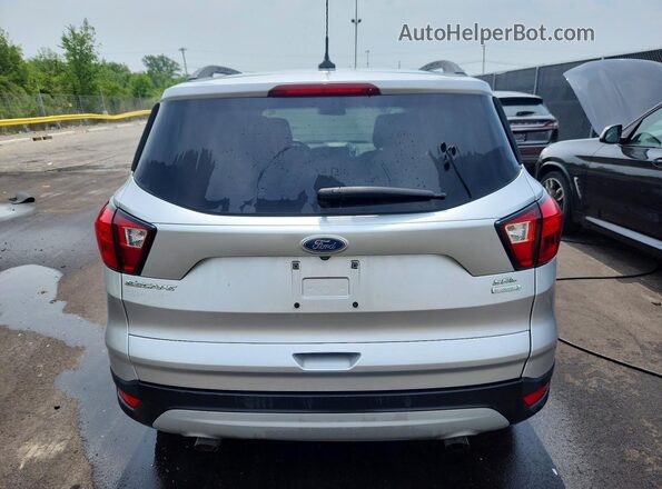 1FMCU0HD5KUB51657 2019 FORD ESCAPE Серебряный Вид сзади