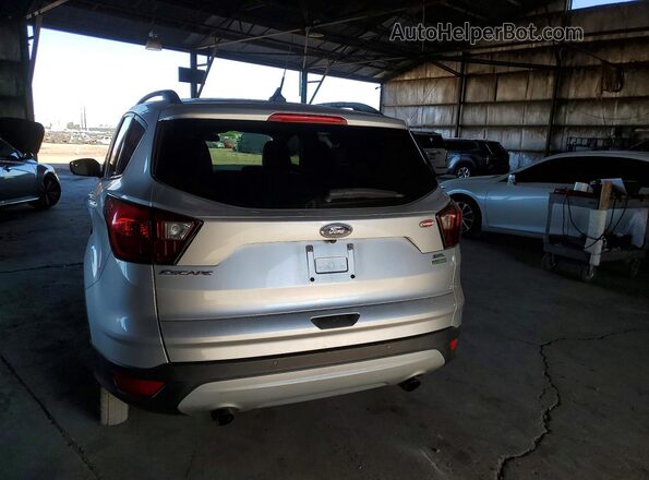 1FMCU0HDXKUB62413 2019 FORD ESCAPE Серебряный Вид сзади