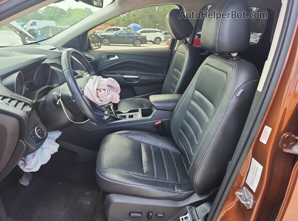 1FMCU0J91HUB74383 2017 FORD ESCAPE Оранжевый Вид салона спереди
