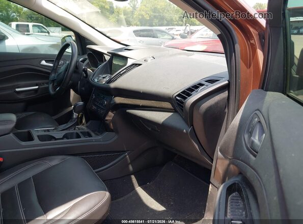 1FMCU0J97HUE42840 2017 FORD ESCAPE Orange Widok wnętrza z przodu