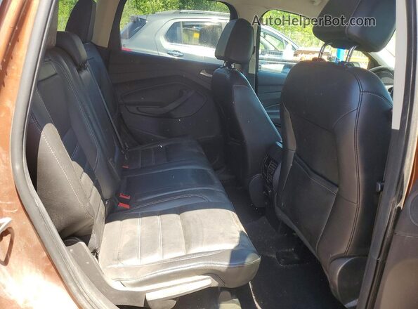 1FMCU0J99HUD51357 2017 FORD ESCAPE Оранжевый Вид задней части салона