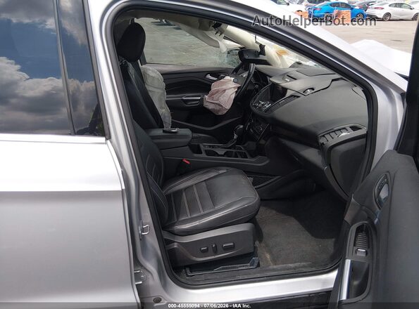 1FMCU0JD3HUA12470 2017 FORD ESCAPE Серебряный Вид салона спереди