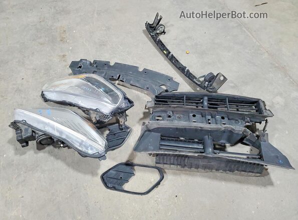 1FMCU9GD0JUA26473 2018 FORD ESCAPE Red Engine compartment view
