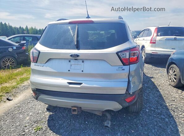 1FMCU9GD0JUC92320 2018 FORD ESCAPE Серебряный Вид сзади