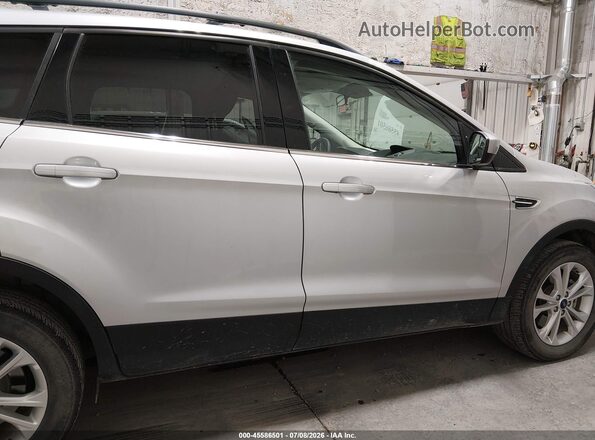1FMCU9GD0JUD08922 2018 FORD ESCAPE Silver Widok wnętrza z tyłu