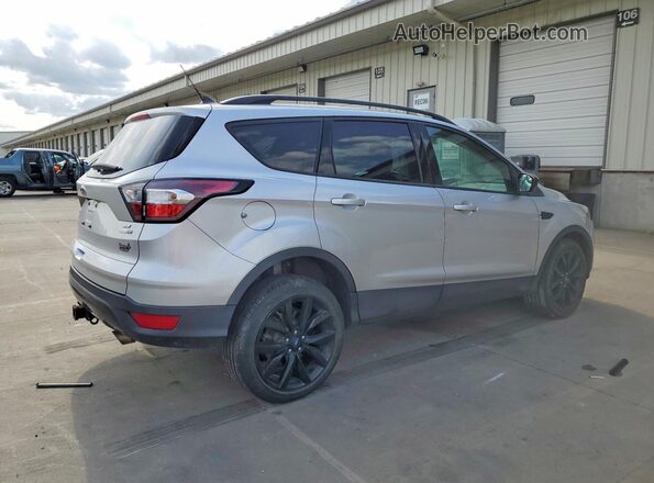 1FMCU9GD1JUC69287 2018 FORD ESCAPE Серебряный Задняя правая четверть