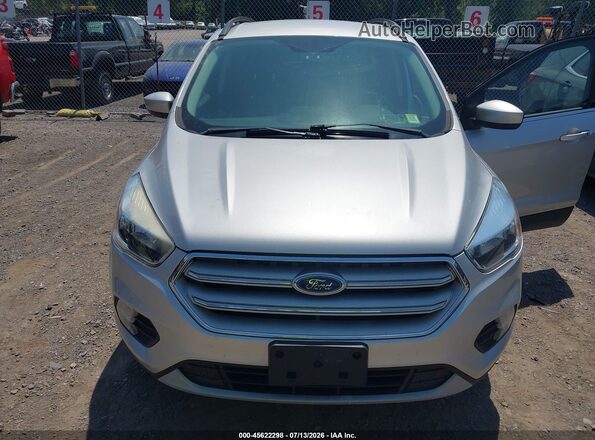 1FMCU9GD2JUD53621 2018 FORD ESCAPE Silver Widok z przodu