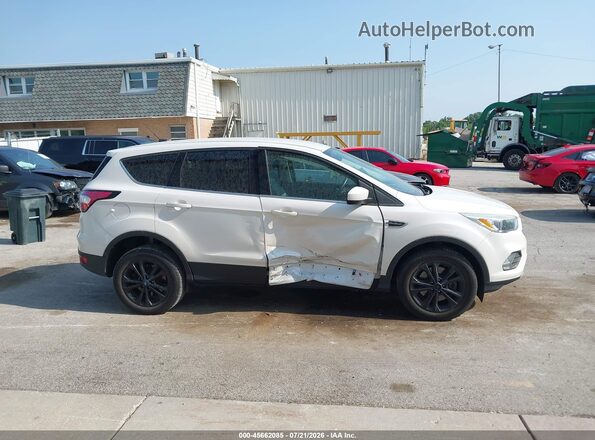 1FMCU9GD4HUC24127 2017 FORD ESCAPE Белый Вид задней части салона