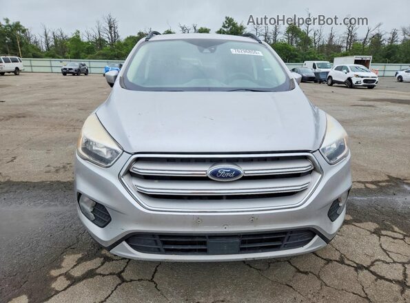 1FMCU9GD5JUB57964 2018 FORD ESCAPE Серебряный Вид спереди