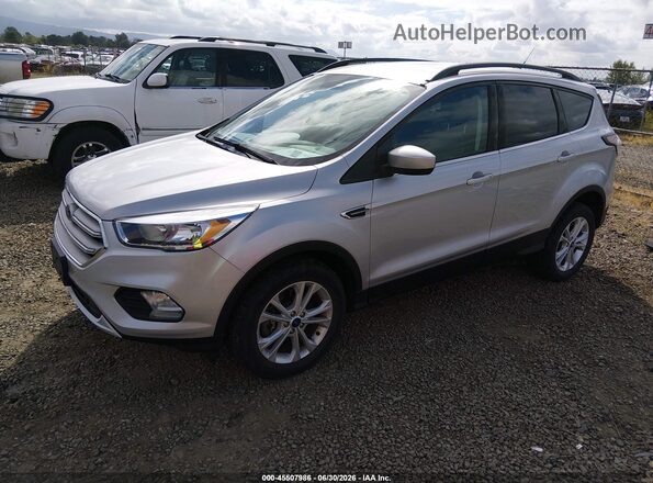 1FMCU9GD5JUD08687 2018 FORD ESCAPE Silver Vista tres cuartos delantera izquierda