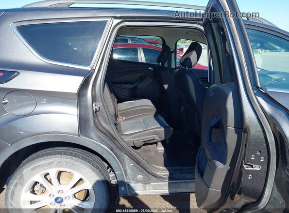 1FMCU9GD6JUD07726 2018 FORD ESCAPE Gray Widok naklejki z numerem VIN
