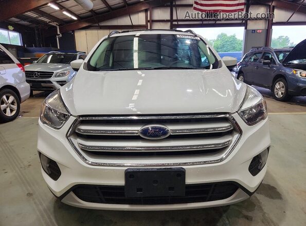 1FMCU9GD7JUB18356 2018 FORD ESCAPE Белый Вид спереди