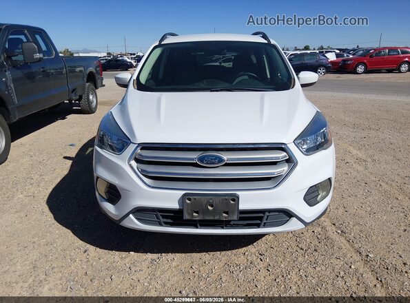 1FMCU9GD8JUD08750 2018 FORD ESCAPE Белый Вид щитка приборов