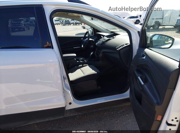1FMCU9GD8JUD08750 2018 FORD ESCAPE Белый Вид салона спереди