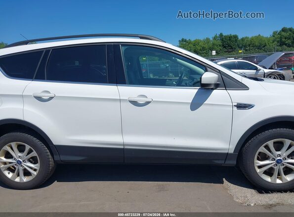 1FMCU9GD9JUA10904 2018 FORD ESCAPE Белый Вид задней части салона