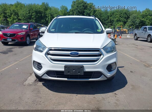 1FMCU9GD9JUA10904 2018 FORD ESCAPE Белый Вид щитка приборов