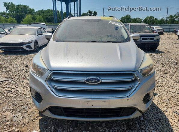 1FMCU9GD9JUA74358 2018 FORD ESCAPE Серебряный Вид спереди