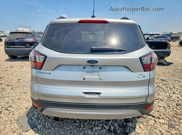 1FMCU9GD9JUA74358 2018 FORD ESCAPE Серебряный Вид сзади