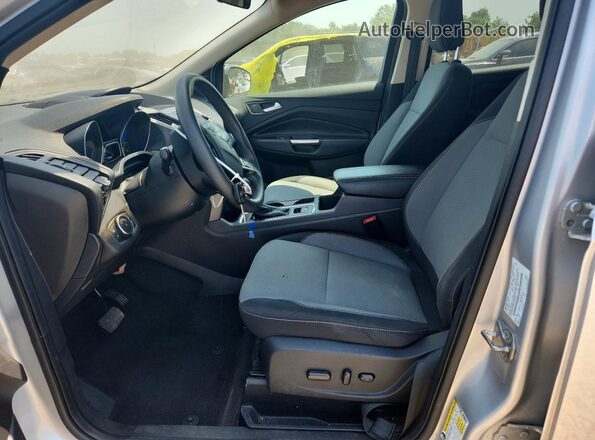 1FMCU9GD9JUA74358 2018 FORD ESCAPE Серебряный Вид салона спереди