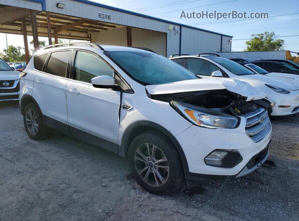 1FMCU9GD9JUD19577 2018 FORD ESCAPE Белый Передняя правая четверть