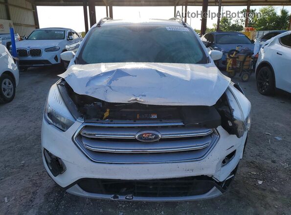 1FMCU9GD9JUD19577 2018 FORD ESCAPE Белый Вид спереди