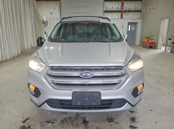 1FMCU9GD9JUD33186 2018 FORD ESCAPE Серый Вид спереди